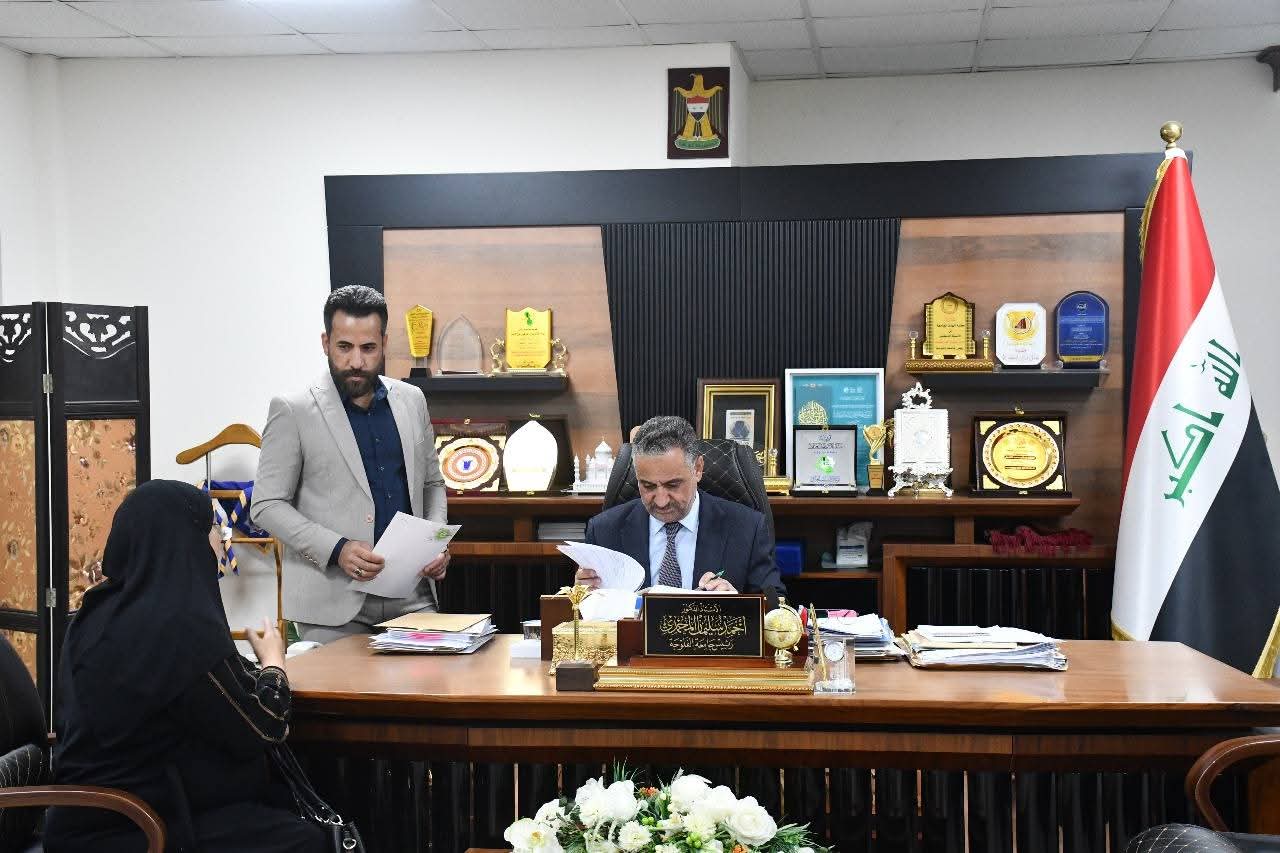 The university president meets with a number of citizens and university students.