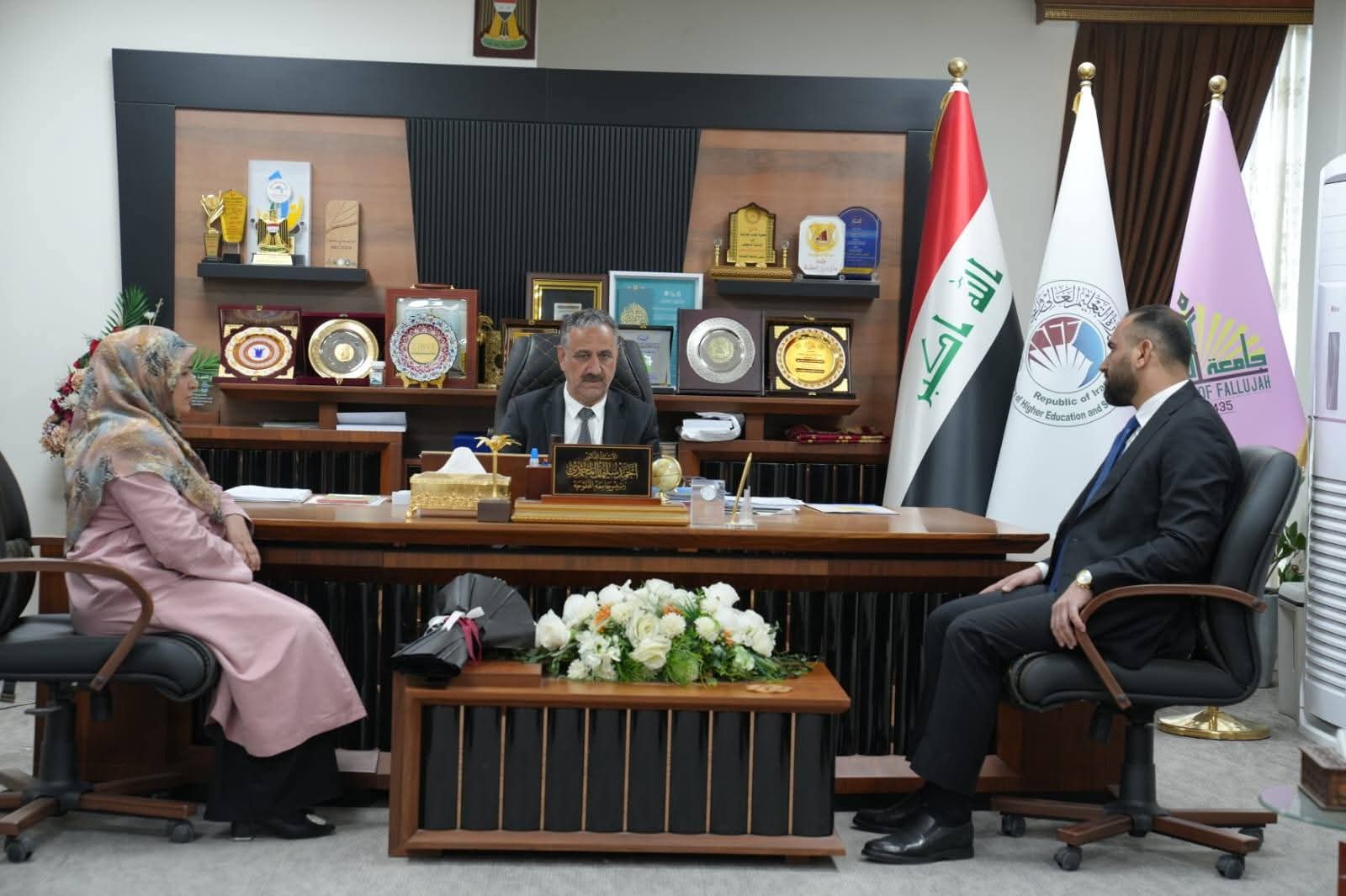 The president receives the new and former heads of the university's psychological counseling department.