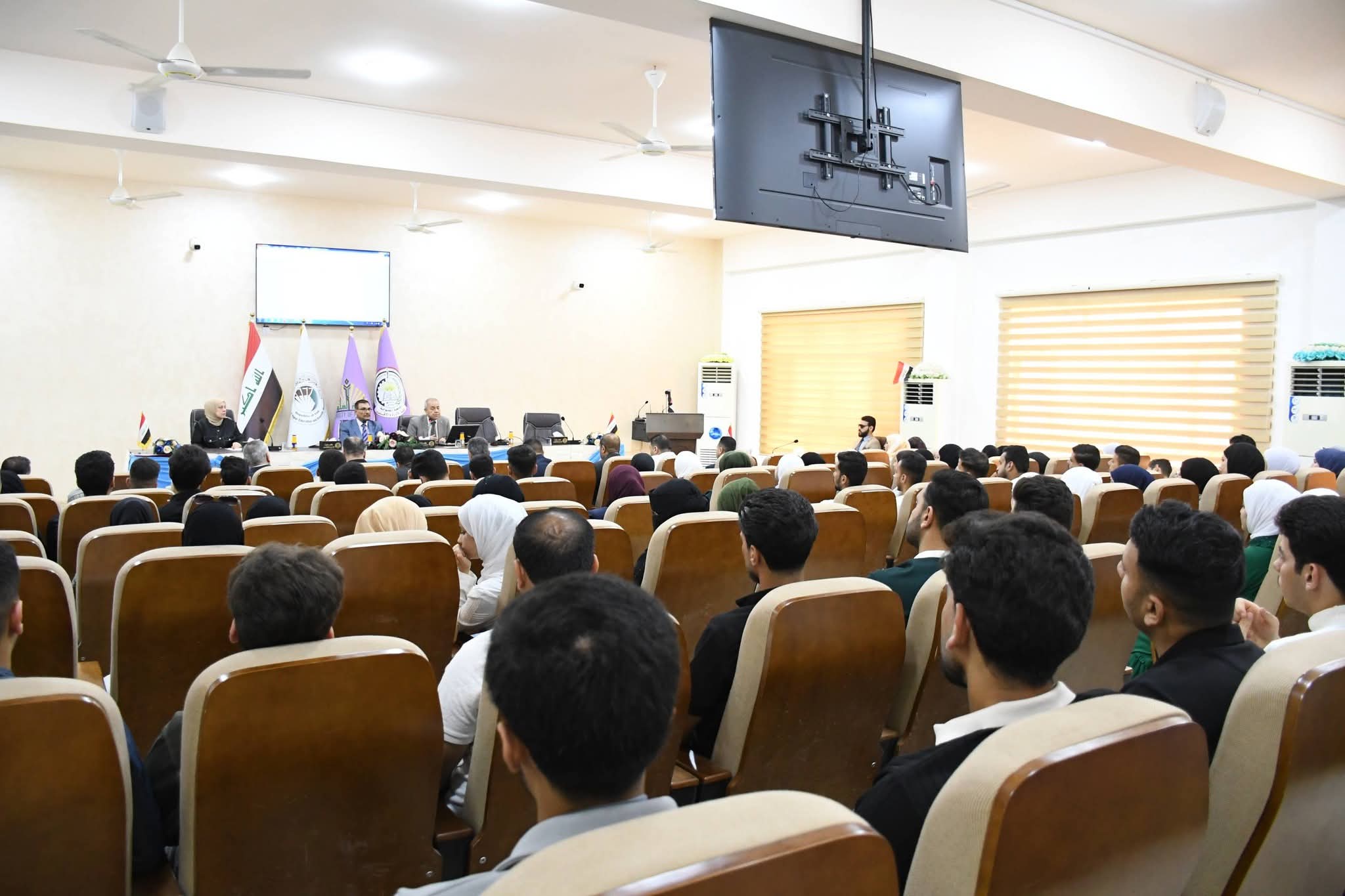 ندوة علمية تخصصية في كلية الإدارة والاقتصاد 