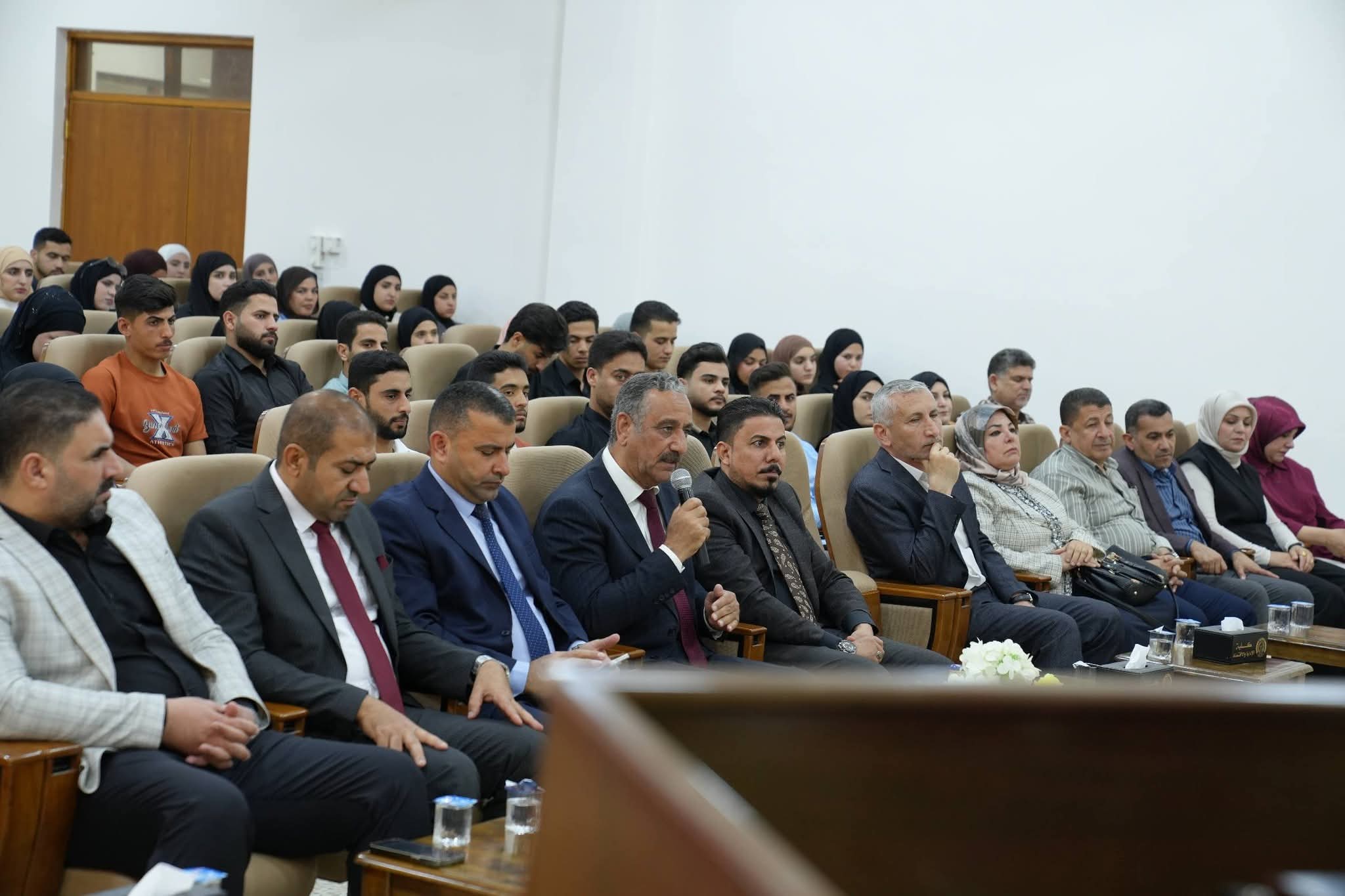 ندوة علمية تخصصية في كلية الإدارة والاقتصاد 