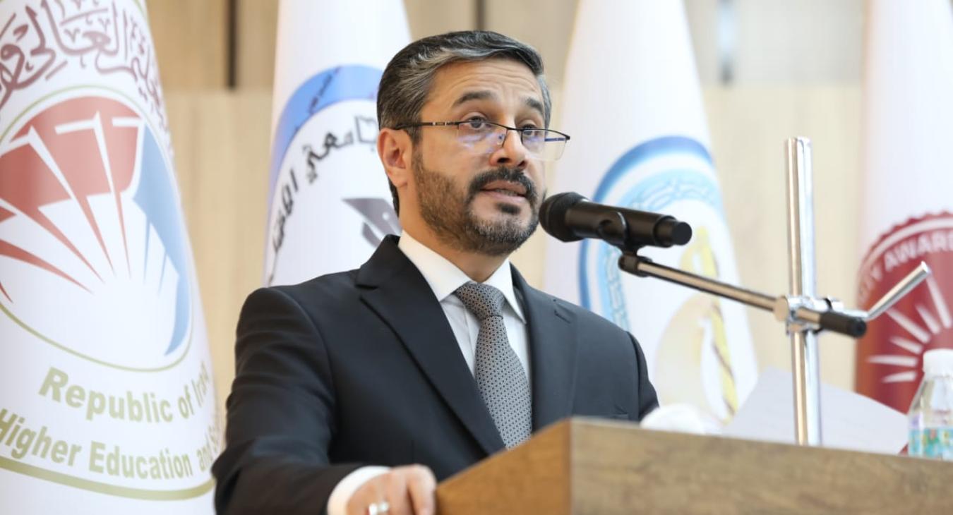 The Minister of Higher Education and Scientific Research honors a female teacher at the University of Fallujah
