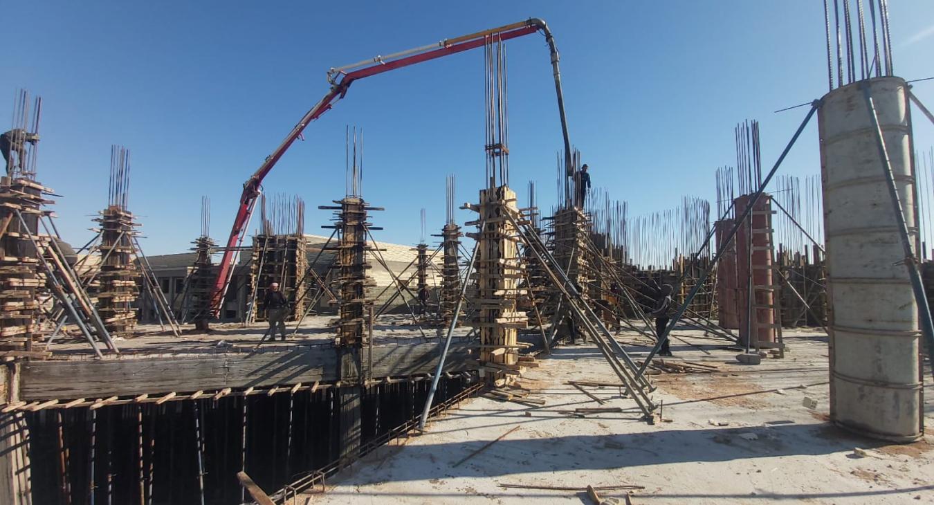 Directing the work of casting columns and walls on the fourth floor of Area 6 within the University of Fallujah Presidency Building project