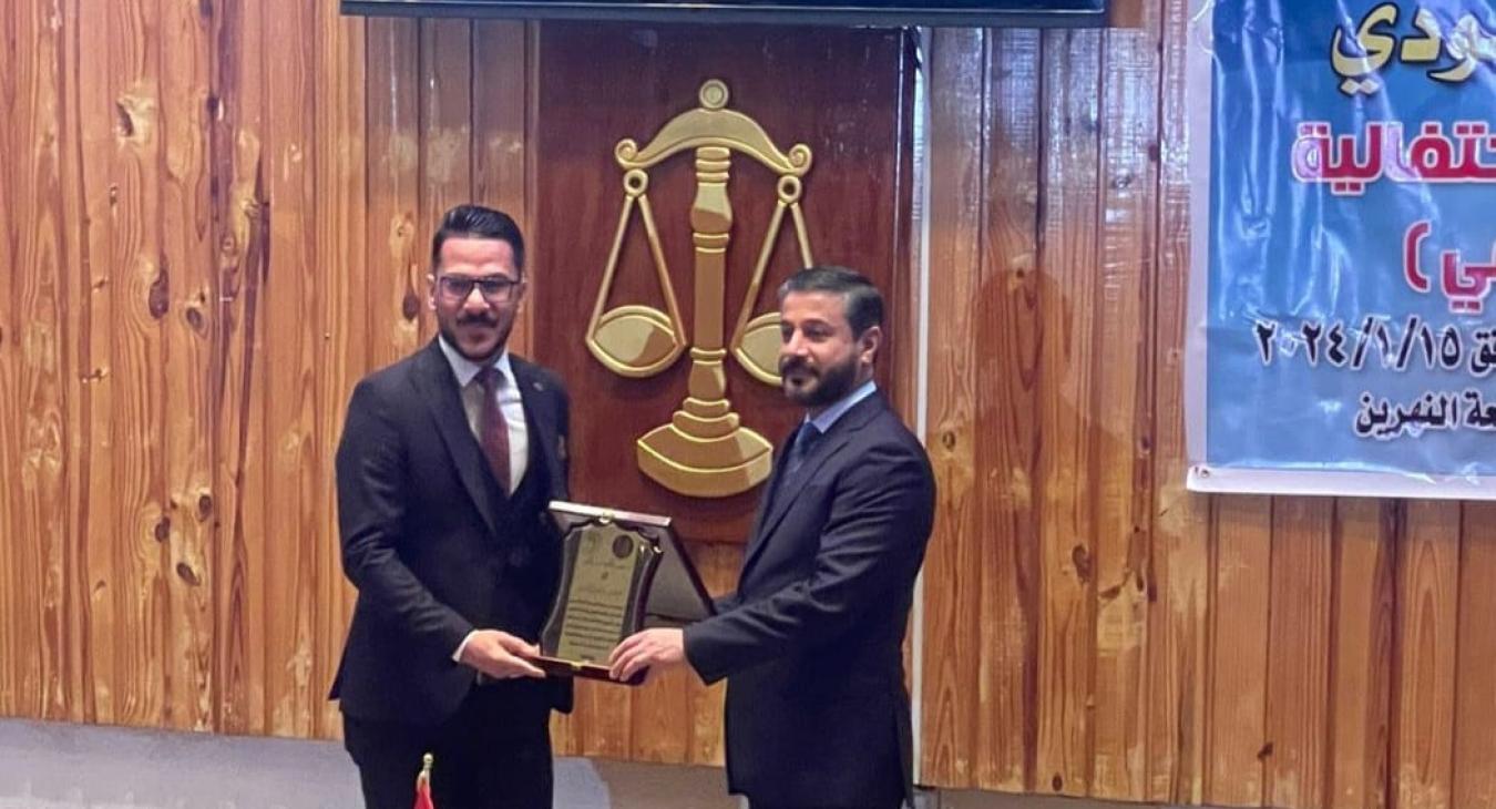 The Minister of Higher Education and Scientific Research honors a teacher at Fallujah University with the Shield of Creativity and Excellence