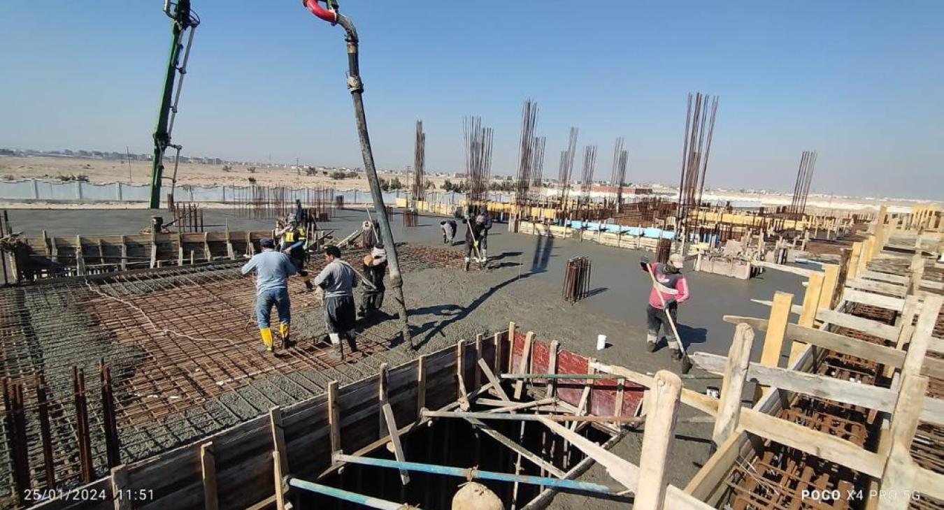 Directing the work of pouring the ceiling of the ground floor of the project for the Center for Research and Biological and Environmental Technologies