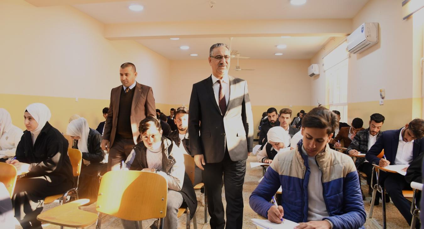 The President of the University of Fallujah follows up on the progress of the end-of-first semester exams for first-year students in the College of Administration and Economics