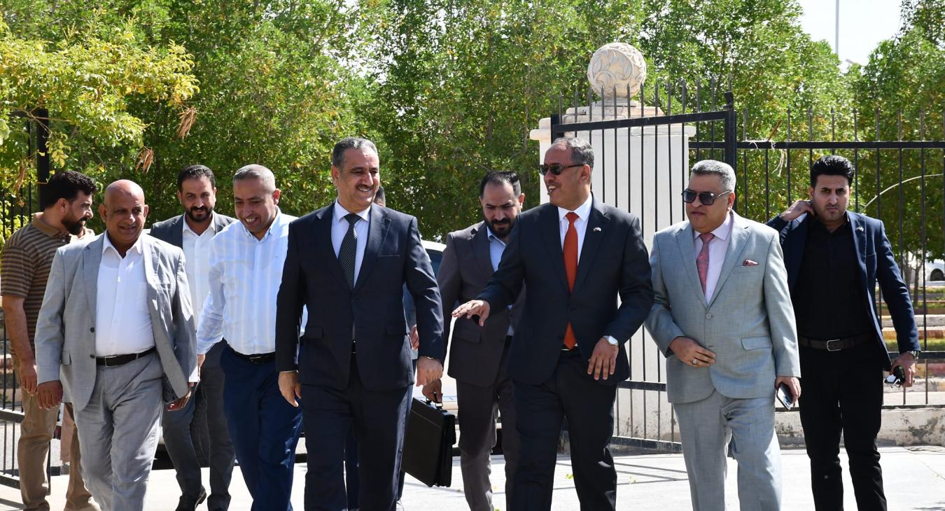 The President of Fallujah University visits Anbar University to enhance academic cooperation and chairs a doctoral thesis discussion committee in the College of Science